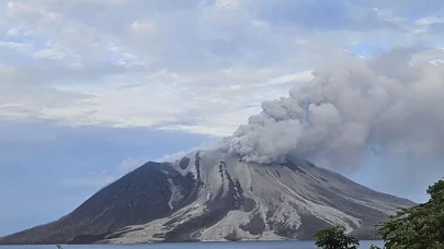 Endonezya’daki yanardağ patlaması tsunami uyarısını beraberinde getirdi!