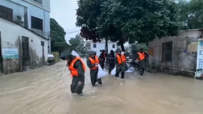 Çin’de devam eden sağanak yağışlar tüm ülkeyi alarma geçirdi