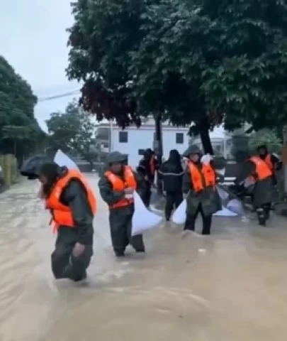 Çin’de devam eden sağanak yağışlar tüm ülkeyi alarma geçirdi